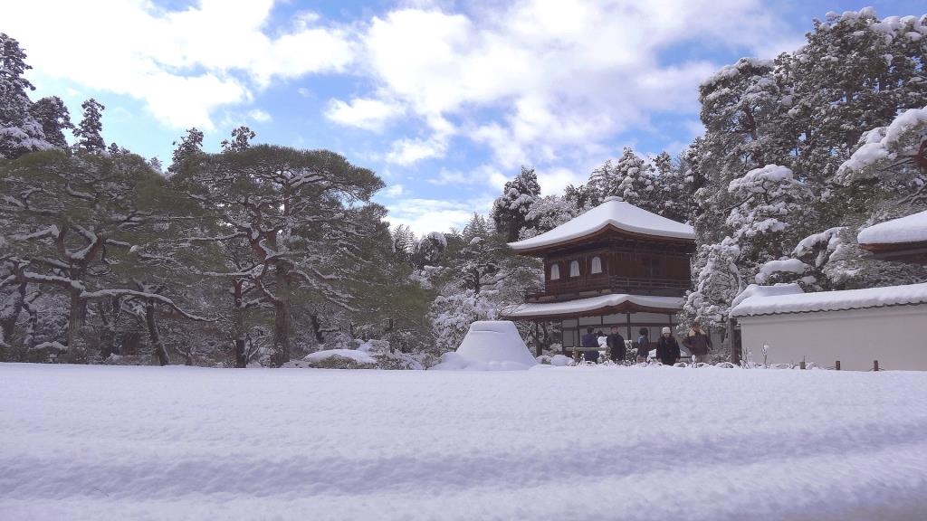 雪化粧した銀閣寺
